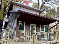 Coach's Quarters - The Dugout - Come Spend The Night in the Trees!!
