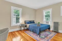 Stylish 4BR 2 Bathroom Home in Forest Park Отели рядом с достопримечательностью «Zoo in Forest Park»