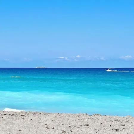 POSHPADZ-Playa Blanca-Walk to Jupiter Beach-Balcony with Seating & Dining Area