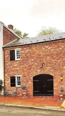 Washington Family Property, Lower Carriage House in Old Town on 107 S Lee Street Отели в г. Александрия