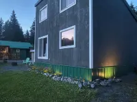 Unwind in our Cozy Cabin 7 minutes from the Seaside town of Seward