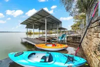 Granbury Lakefront home with boat Dock/Slip Kayaks Firepit Fishing