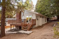 Romantic Getaway Cabin w/private hot tub, deck and fireplace