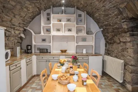 Large family gîte in a manor house for 10 people in the Parc des Loups Отели в г. Сен-Леже-де-Пейр