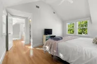 Newly Renovated 2BR Rockport Home w/ parking Steps to Back Beach+Bearskin Neck!