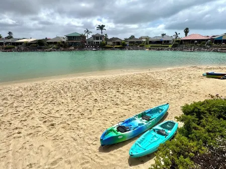 'Secrets of the Sea' - 3BR luxury home overlooking a lagoon with private beach Отели рядом с достопримечательностью «Encounter Coast Discovery Centre»