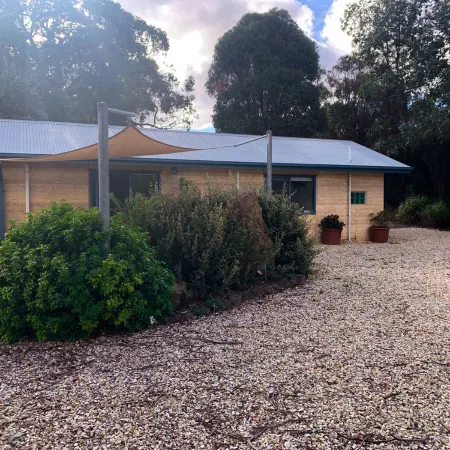 Cosy cottage on rural property 10 minutes from Kyneton's restaurants.