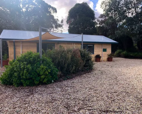 Cosy cottage on rural property 10 minutes from Kyneton's restaurants. Hotels in Kyneton