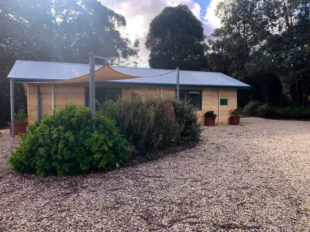 Cosy cottage on rural property 10 minutes from Kyneton's restaurants.