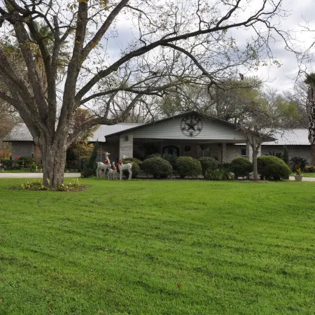 Popular large river home pool, pickelball, basketball, volleyball, nice area