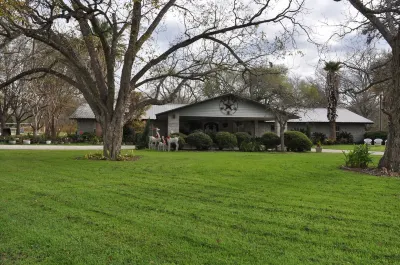 Popular large river home pool, pickelball, basketball, volleyball, nice area Hotels near Texas Lutheran University
