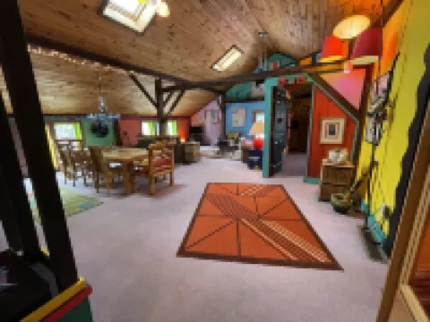 UPPER unit @ Looney Rooms in the heart of Ellicottville!