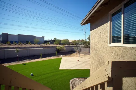 Airport,Downtown,food,shopping,mountain views,WiFi