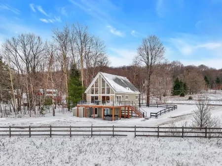 Mountain Cabin overlooking Boyne near Nubs W/ Hot Tub
