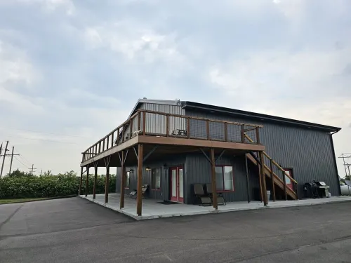 Spacious modern lodge outside of city