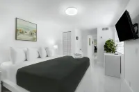 Boutique Villa REMODELED 4 bedrooms/3 bath, and tv area… 5 minutes to the beach