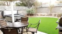 Modern Upscale with Hot Tub / Patio Mister and Pets Welcome - บังกะโล