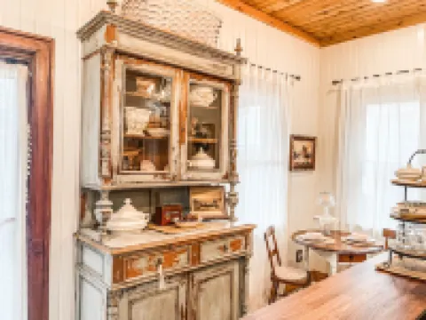 Gilmore Manor. Luxury Group Stay. Prime downtown location. 5 Min to Cedar Point.