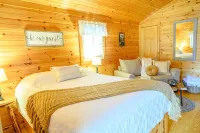 1 Queen size bed &Love seat sofa, Creek view - Homestays