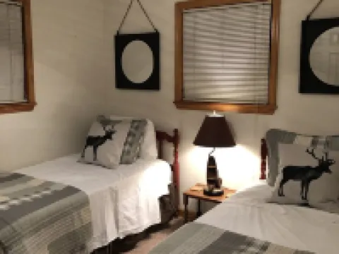 Close to everything! Hotels in Izard County