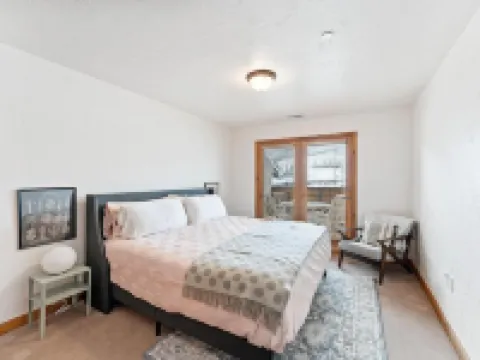 Luxe Chalet - Sleeps 15 ミッドウェイのホテル