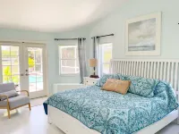 Sunny Suite Retreat! – 7 Bed, 4 Bath, FREE Heated Spa & Pool
