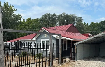 Unit A Country house near Warrensburg Отели в г. Johnson County