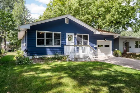 3 blocks from the University of Iowa Kinnick Stadium & Hospital