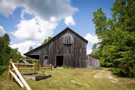 Historic Farmhouse, Quaint Vermont Experience Отели в г. Андовер