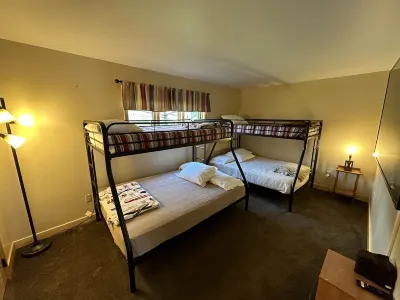 Updated townouse across from Holiday Valley - walk to ski lifts, pool and golf . 홀리데이 밸리 리조트 주변 호텔