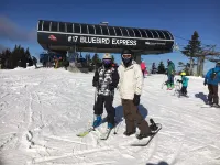 Beautifully decorated large private log home 10 minutes from the mountain.