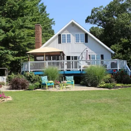 Turtle Cove Lakefront APT. 10 min from MIS, 40 min to Ann Arbor