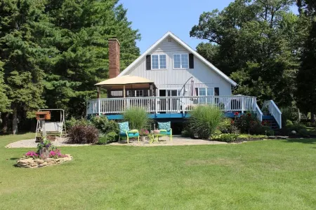 Turtle Cove Lakefront APT.  10 min from MIS, 40 min to Ann Arbor