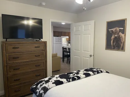 Cozy East Side Condo in Washington close to City Park and Hospital