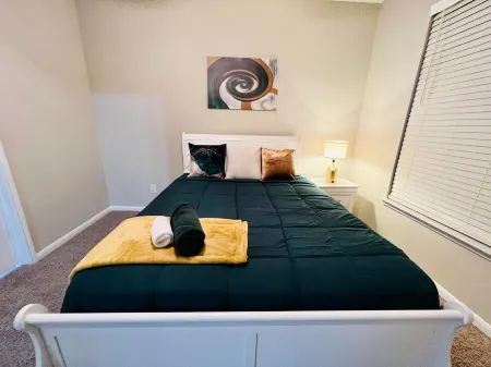 Beautiful Queen Unit- Houston Suburbs