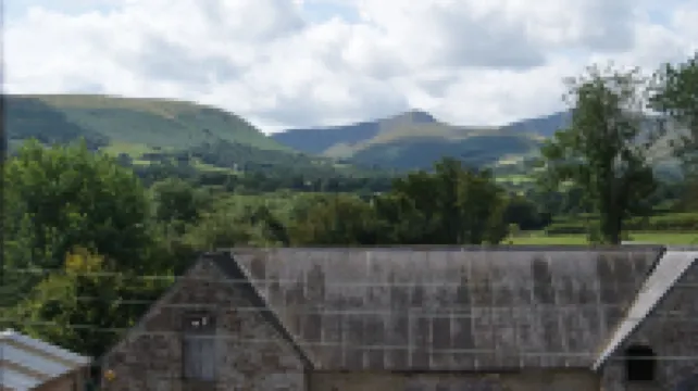 Spacious, self-contained apartment nestled in the Brecon Beacons National Park 蘭弗拉納赫酒店