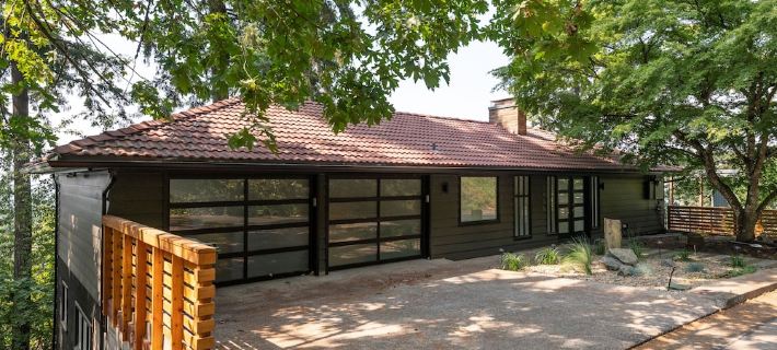 Skyline - Entire Modern 3-Bedroom House with Game Room, Sauna and Views! Hotels in Springfield