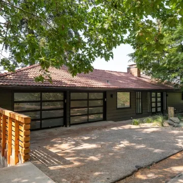 Skyline - Entire Modern 3-Bedroom House with Game Room, Sauna and Views!