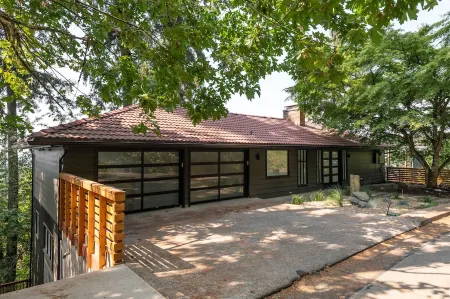 Skyline - Entire Modern 3-Bedroom House with Game Room, Sauna and Views! Отели в г. Спрингфилд