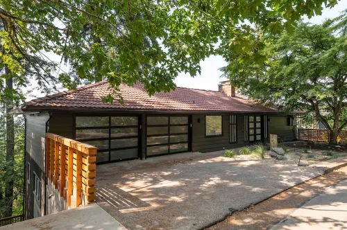 Skyline - Entire Modern 3-Bedroom House with Game Room, Sauna and Views!