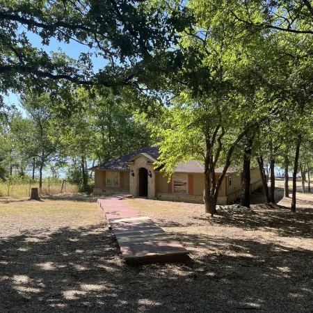 Beautiful lakefront house in 3 acre private woods