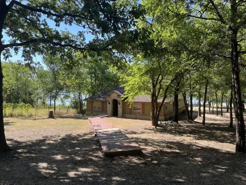 Beautiful lakefront house in 3 acre private woods