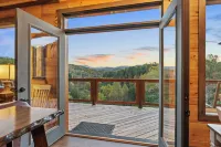 Smoky Mountain Cabin with Views, Great Location, Theater, Game Room, Hot Tub