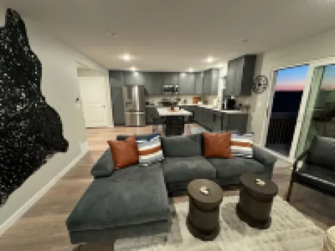 NEW Near UNI Modern Spotless Townhome