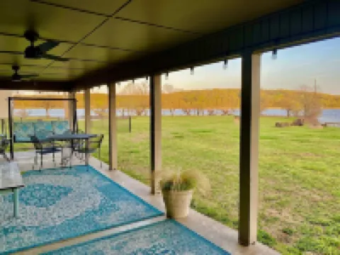 Lakefront House, Sleeps 20, Great for Family Gatherings, One hour from Tulsa