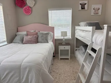 Remodeled house, 15 min. to Lake Texoma- pickleball and sand volleyball courts.