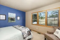 NEW HOT TUB, Game Room, PICKLEBALL COURT, AC, Fireplaces-close To RMNP, downtown