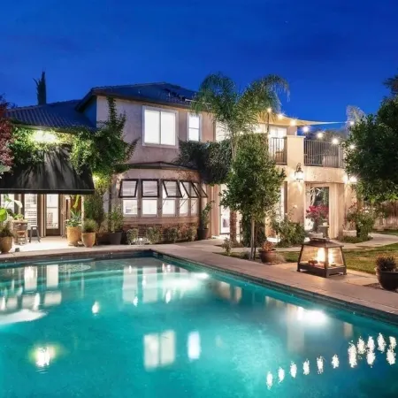 Lovely home w/ pool, spa, outdoor grill and more!