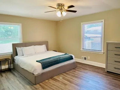 ✶ Cozy 2 Bedroom 1 Bath Entire House ✶ Phantom Fireworks of Kennesaw附近的飯店