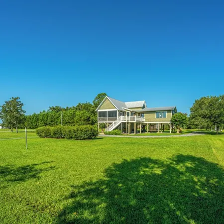 BENNETT’S POINT BUNGALOW ON DEEP WATER WITH PRIVATE DOCK ACCESS